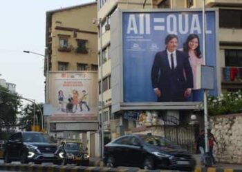 हमीरपुर में अवैध होर्डिंग्स और विज्ञापनों की भरमार से बढ़ा ‘दृश्य प्रदूषण’, पूर्व पार्षद डॉ. हर्ष कालिया ने नगर निगम आयुक्त को सौंपा ज्ञापन