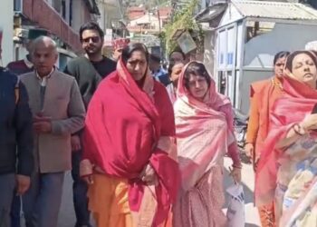 रघुनाथ मंदिर में साध्वी ऋतंभरा ने टेका माथा, धर्मांतरण पर जताई चिंता