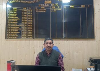 हिमाचल में महंगाई और बुनियादी सुविधाओं पर जनता की मिली-जुली राय: गैस किल्लत और ईंधन के दामों ने बढ़ाई चिंता