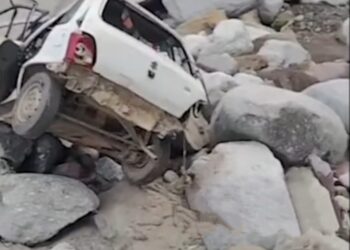 कांगड़ा में कार खाई में गिरने से एक ही परिवार के दो लोगों की मौत, तीन घायल