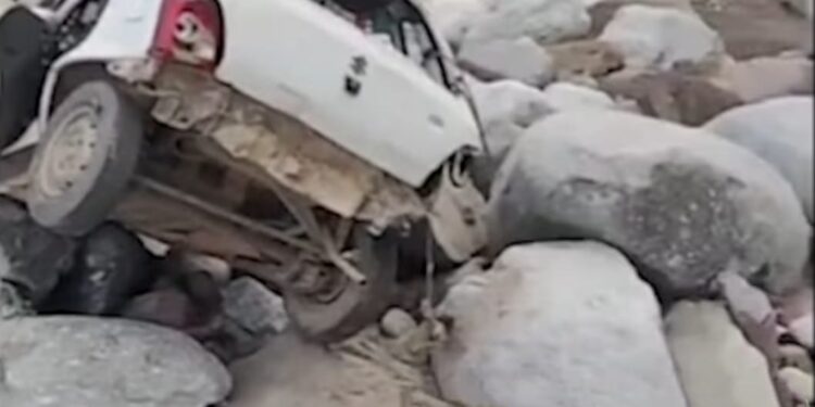 कांगड़ा में कार खाई में गिरने से एक ही परिवार के दो लोगों की मौत, तीन घायल