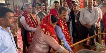 मुख्यमंत्री सुखविंदर सिंह सुक्खू ने धर्मपत्नी संग मां ज्वालामुखी के दरबार में टेका मत्था, प्रदेश की खुशहाली के लिए की पूजा-अर्चना
