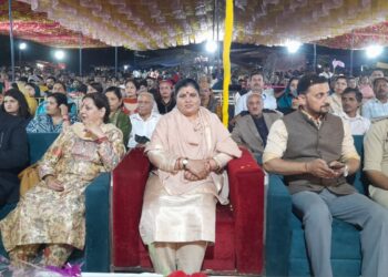 *विधायक कमलेश ठाकुर ने किया बैसाखी मेले की दूसरी सांस्कृतिक संध्या का शुभारंभ* *कहा…. मेले हमारी सांस्कृतिक विरासत के प्रतीक* देहरा, 14 अप्रैल राज्य स्तरीय कालीनाथ कालेश्वर बैसाखी मेले की दूसरी सांस्कृतिक संध्या का शुभारंभ मंगलवार को देहरा विधानसभा क्षेत्र की विधायक कमलेश ठाकुर ने किया। सर्वप्रथम उन्होंने श्री कालीनाथ कालेश्वर मंदिर में पूजा-अर्चना कर प्रदेश एवं क्षेत्र की सुख-समृद्धि की कामना की। इसके उपरांत हिमाचल प्रदेश कांग्रेस कमेटी के महासचिव सुरेंद्र सिंह मनकोटिया ने विधायक को शॉल-टोपी व स्मृति चिन्ह भेंट कर सम्मानित किया। जनसमूह को संबोधित करते हुए विधायक कमलेश ठाकुर ने कहा कि हिमाचल प्रदेश की पहचान यहाँ के मेलों और त्योहारों से है। उन्होंने कहा कि ये आयोजन न केवल हमारी समृद्ध परंपराओं को जीवित रखते हैं, बल्कि समाज में आपसी भाईचारे और सद्भाव को भी बढ़ावा देते हैं। उन्होंने कहा कि कालेश्वर महादेव की इस पावन भूमि पर आयोजित होने वाला बैसाखी मेला आस्था और उत्सव का अद्भुत संगम है। राज्य सरकार मेलों के माध्यम से लोक संस्कृति के संरक्षण और संवर्धन के लिए प्रतिबद्ध है। युवाओं को अपनी पुरातन संस्कृति से जोड़ना समय की मांग है ताकि वे अपनी सांस्कृतिक विरासत को गर्व के साथ आगे ले जा सकें। विधायक ने कहा कि अगले वर्ष में कालेश्वर बैसाखी मेले का स्वरूप और अधिक भव्य बनाया जाएगा, ताकि यह मेला धार्मिक आस्था के साथ-साथ पर्यटन और मनोरंजन का भी प्रमुख केंद्र बन सके तथा ऐतिहासिक कालेश्वर मंदिर को देश-विदेश में भी नई पहचान मिल सके।उन्होंने कहा कि कालेश्वर मंदिर का इतिहास महाभारत काल से जुड़ा हुआ है, जिसे देश-विदेश में प्रचारित किया जाएगा। उन्होंने मेले के सफल आयोजन के लिए दो लाख रुपये देने की घोषणा भी की। *नाटी किंग की स्वर लहरियों पर झूमे दर्शक* सांस्कृतिक संध्या का मुख्य आकर्षण ‘नाटी किंग’ के नाम से विख्यात लोक गायक कुलदीप शर्मा रहे। उन्होंने अपनी प्रसिद्ध नाटियों और पहाड़ी गीतों से पंडाल में बैठे दर्शकों को झूमने पर मजबूर कर दिया। उनके अतिरिक्त मशहूर कलाकार नीतीश मेहरा, सुनिल मस्ती ,साजन अटवाल , दीपक सोनी और गौरव पठानिया ने भी एक से बढ़कर एक प्रस्तुतियां देकर कार्यक्रम में समां बांधा। स्थानीय कलाकारों को भी मंच प्रदान कर उनकी प्रतिभा को प्रोत्साहित किया गया। इस अवसर पर हिमाचल पूर्व सैनिक निगम के अध्यक्ष रिटायर्ड कर्नल मनीष कुमार धीमान, हिमाचल प्रदेश कांग्रेस कमेटी के महासचिव सुरेंद्र सिंह मनकोटिया, एसडीएम देहरा कुलवंत सिंह पोटन, तहसीलदार देहरा कर्म चंद कालिया, तहसीलदार हरिपुर सुरेश कुमार, तहसीलदार रक्कड़ अनुजा शर्मा, नायब तहसीलदार बलविंदर सिंह पठानिया व जितेंद्र कुमार, खंड विकास अधिकारी अशोक कुमार,अधिशासी अभियंता बिजली बोर्ड करणवीर सिंह ,यूथ ब्लॉक अध्यक्ष सुमित ठाकुर, उपाध्यक्ष अरूण भारद्वाज सहित विभिन्न विभागों के वरिष्ठ अधिकारी, कर्मचारी एवं भारी संख्या में स्थानीय लोग उपस्थित रहे।