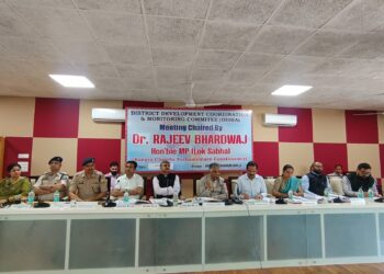 सांसद डॉ. राजीव भारद्वाज का सख्त रुख: विकास कार्यों में देरी पर अधिकारियों को लताड़, मुख्यमंत्री पर साधा निशाना