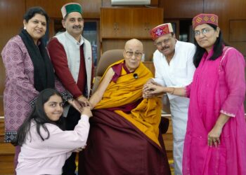 तिब्बती धर्मगुरु दलाई लामा से मिले उपमुख्य सचेतक केवल सिंह पठानिया; कांगड़ा के विकास और पर्यटन पर हुई चर्चा