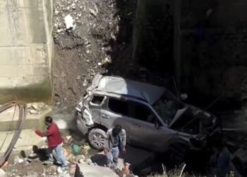 कुल्लू के प्रीणी में बड़ा हादसा टला, गाड़ी गहरी खाई में गिरी, सभी युवक- सुरक्षित