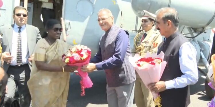 राष्ट्रपति द्रौपदी मुर्मु छह दिवसीय ग्रीष्मकालीन प्रवास पर शिमला पहुंचीं, छराबड़ा हेलीपैड पर हुआ भव्य स्वागत
