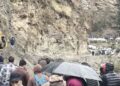 मणिकर्ण-बरशेणी मार्ग पर भारी भूस्खलन: घटिगढ़ में थमे पर्यटकों के पहिए, पैदल सफर की मजबूरी