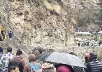 मणिकर्ण-बरशेणी मार्ग पर भारी भूस्खलन: घटिगढ़ में थमे पर्यटकों के पहिए, पैदल सफर की मजबूरी