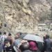 मणिकर्ण-बरशेणी मार्ग पर भारी भूस्खलन: घटिगढ़ में थमे पर्यटकों के पहिए, पैदल सफर की मजबूरी