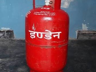 हमीरपुर: सुजानपुर में रसोई गैस की किल्लत पर फूटा जनता का गुस्सा, सड़क पर चक्का जाम कर गैस एजेंसी मालिक के खिलाफ की नारेबाजी