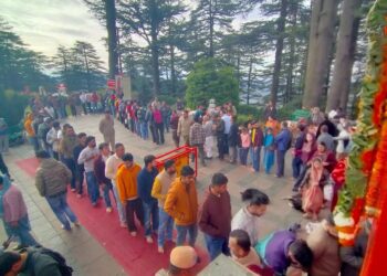 शिमला: हिमाचल प्रदेश के मुख्यमंत्री ठाकुर सुखविंदर सिंह सुक्खू ने आज हनुमान जयंती के पावन अवसर पर राजधानी शिमला के ऐतिहासिक जाखू मंदिर में जाकर विशेष पूजा-अर्चना की। इस शुभ अवसर पर मुख्यमंत्री ने भगवान हनुमान के चरणों में शीश नवाया और प्रदेश की जनता की सुख-शांति, समृद्धि और चहुंमुखी विकास के लिए प्रार्थना की। उन्होंने प्रदेशवासियों को हनुमान जयंती की शुभकामनाएं देते हुए कहा कि संकटमोचन का आशीर्वाद हिमाचल प्रदेश के हर नागरिक पर सदैव बना रहे। इस धार्मिक आयोजन के दौरान मुख्यमंत्री के साथ उनकी धर्मपत्नी और देहरा से विधायक कमलेश ठाकुर भी मौजूद रहीं। उनके साथ नगर नियोजन मंत्री राजेश धरमानी, शिमला शहरी के विधायक हरीश जनार्था और नगर निगम शिमला के महापौर सुरेंद्र चौहान ने भी मंदिर में माथा टेका। प्रशासनिक स्तर पर उपायुक्त अनुपम कश्यप और पुलिस अधीक्षक गौरव सिंह सहित कई अन्य गणमान्य व्यक्ति और अधिकारी इस अवसर पर उपस्थित रहे। मुख्यमंत्री ने मंदिर परिसर में श्रद्धालुओं से भी भेंट की और पर्व की खुशियां साझा कीं।