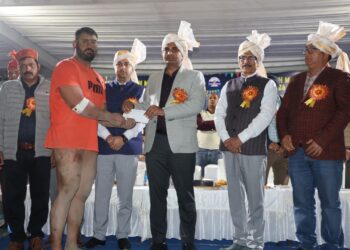 घेरा हादसे के परिवारों के बीच पहुंचे विधायक केवल सिंह पठानिया, जताई संवेदनाएं और दी आर्थिक सहायता