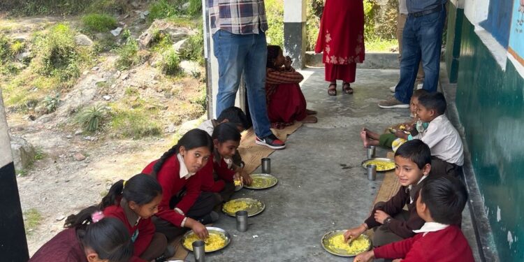 एसडीएम संकल्प गौतम ने जांची छोटा भंगाल घाटी के पोलिंग स्टेशनों की व्यवस्थाएं, स्कूलों और स्वास्थ्य केंद्र का भी किया औचक निरीक्षण