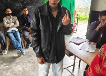 मनाली में रोड रेज: ओवरटेक कर ट्रक रोका, दराट से शीशा तोड़कर चाबी ले उड़ा कार चालक