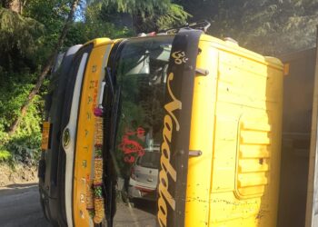 कुल्लू के जीभी क्षेत्र में सड़क निर्माण सामग्री से भरा ट्रक पलटा, लाखों का नुकसान