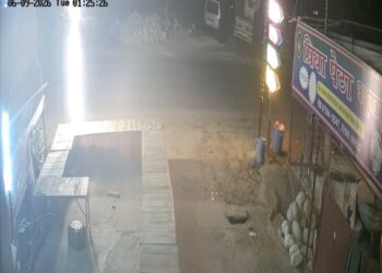हमीरपुर बाईपास से सीसीटीवी के सामने मारुति इको कार चोरी, जांच में जुटी पुलिस