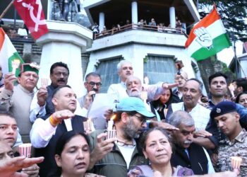 नीट पेपर लीक के खिलाफ शिमला में मुख्यमंत्री सुक्खू का विशाल सर्वदलीय कैंडल मार्च, पारदर्शिता और मुआवजे की मांग