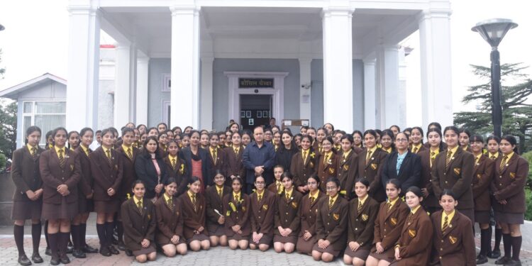 विधानसभा पहुंचे छात्र, पूछ डाले लोकतंत्र से जुड़े ऐसे सवाल… पठानियां भी हुए प्रभावित